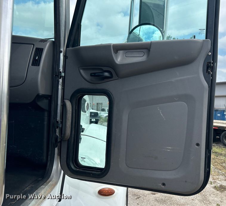 image for item DO6457 2018 Peterbilt  337 truck cab and chassis