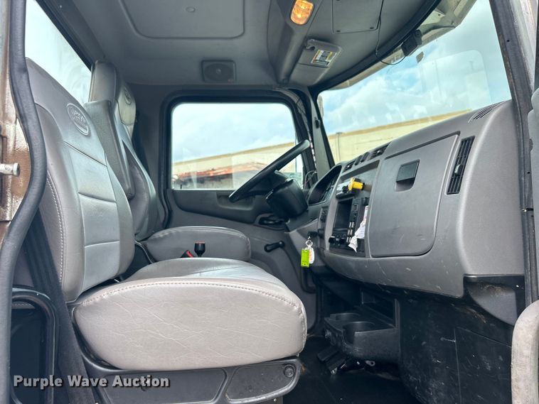 image for item DO6457 2018 Peterbilt  337 truck cab and chassis