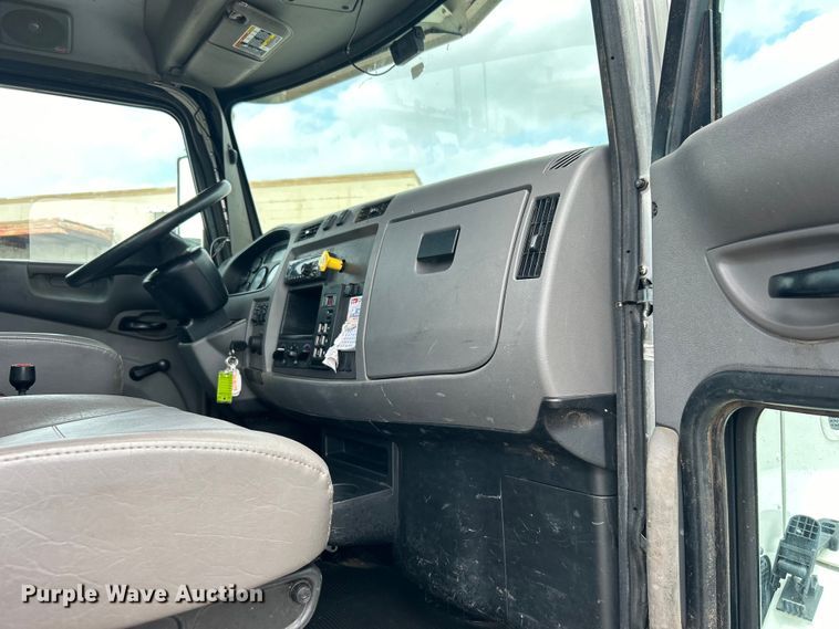 image for item DO6457 2018 Peterbilt  337 truck cab and chassis