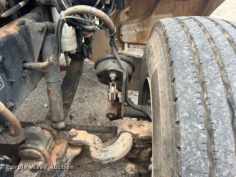 image for item DO6457 2018 Peterbilt  337 truck cab and chassis