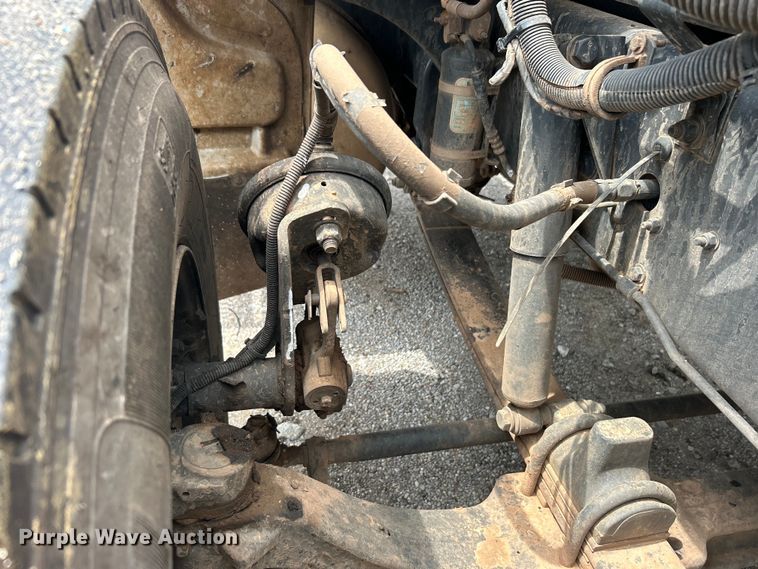 image for item DO6457 2018 Peterbilt  337 truck cab and chassis