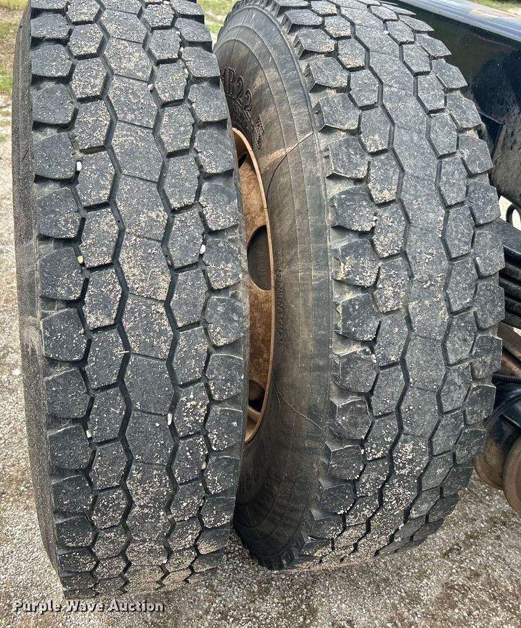 image for item DO6457 2018 Peterbilt  337 truck cab and chassis