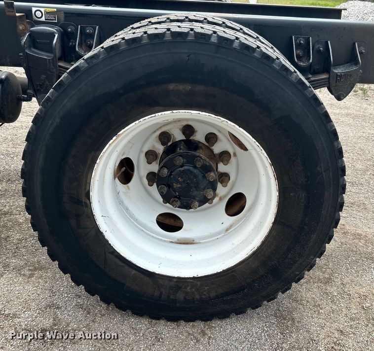 image for item DO6457 2018 Peterbilt  337 truck cab and chassis