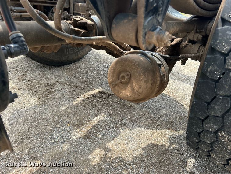 image for item DO6457 2018 Peterbilt  337 truck cab and chassis