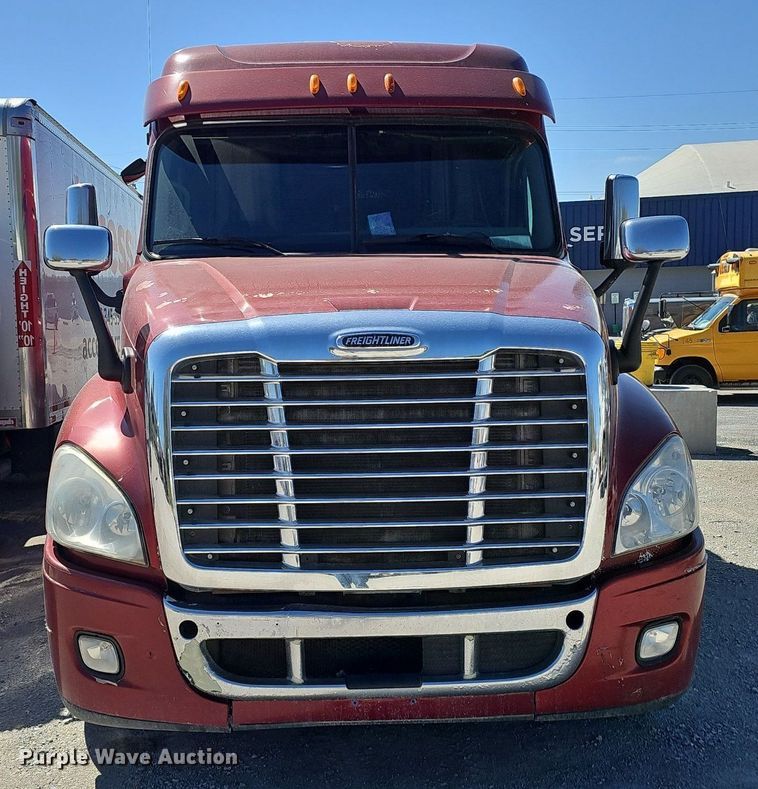 image for item DP0851 2010 Freightliner Cascadia semi truck