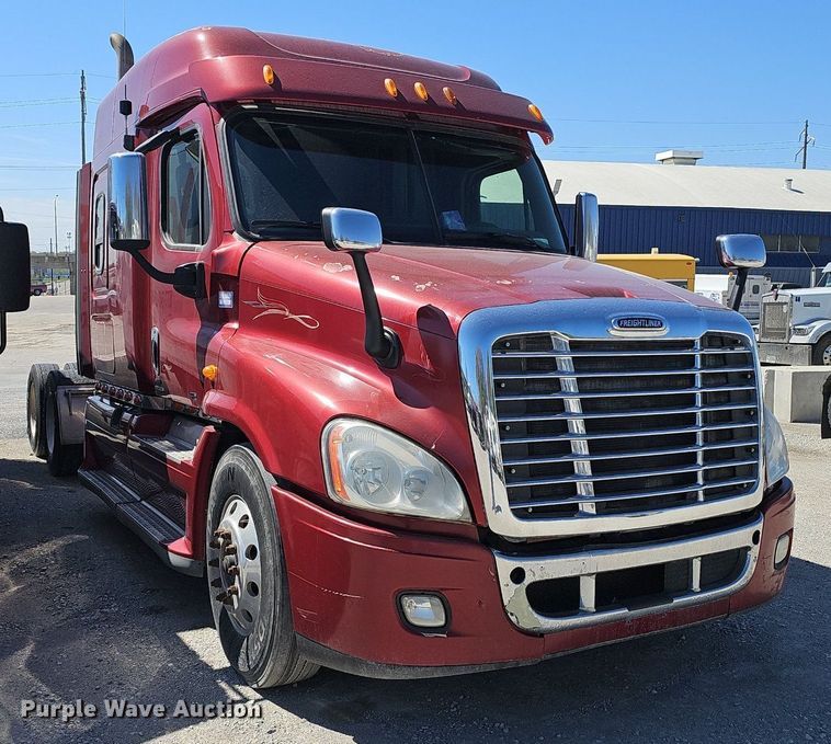 image for item DP0851 2010 Freightliner Cascadia semi truck