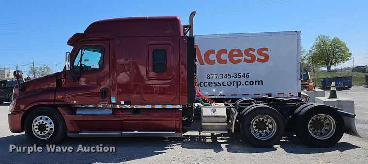 image for item DP0851 2010 Freightliner Cascadia semi truck