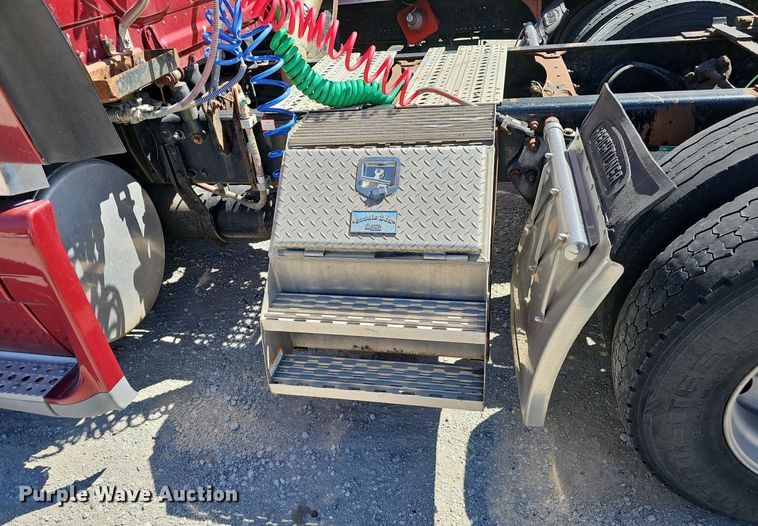 image for item DP0851 2010 Freightliner Cascadia semi truck