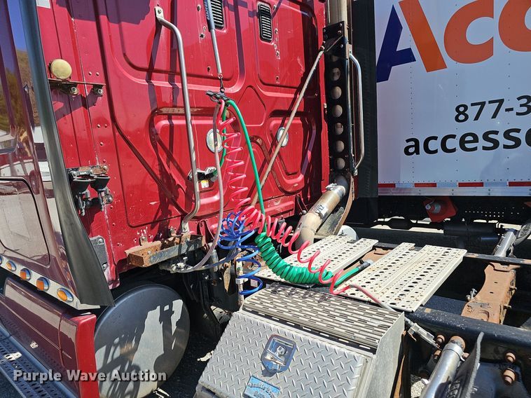 image for item DP0851 2010 Freightliner Cascadia semi truck