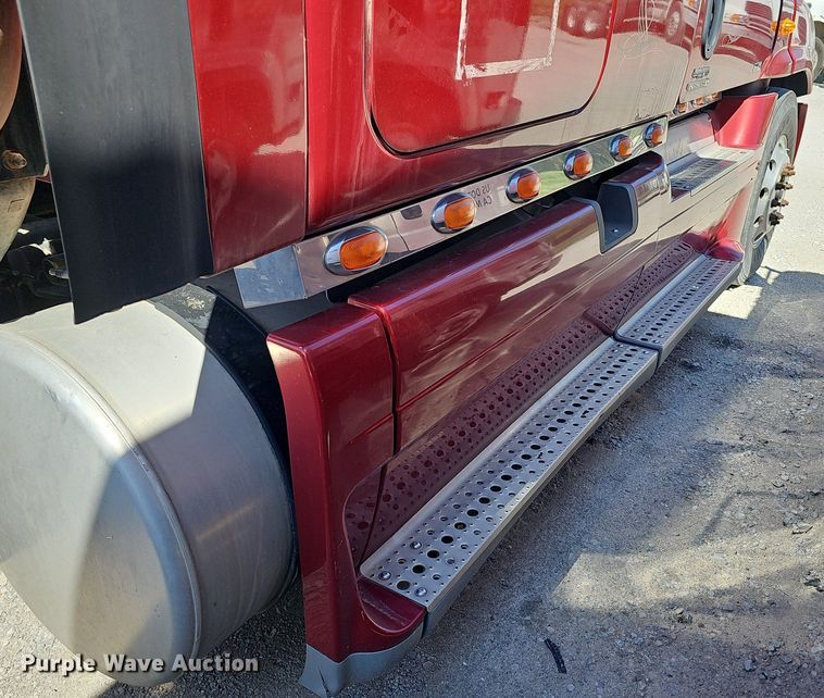 image for item DP0851 2010 Freightliner Cascadia semi truck