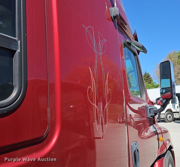 image for item DP0851 2010 Freightliner Cascadia semi truck