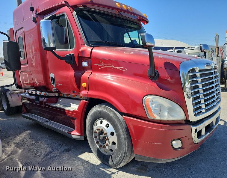 image for item DP0851 2010 Freightliner Cascadia semi truck