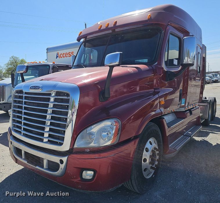 image for item DP0851 2010 Freightliner Cascadia semi truck