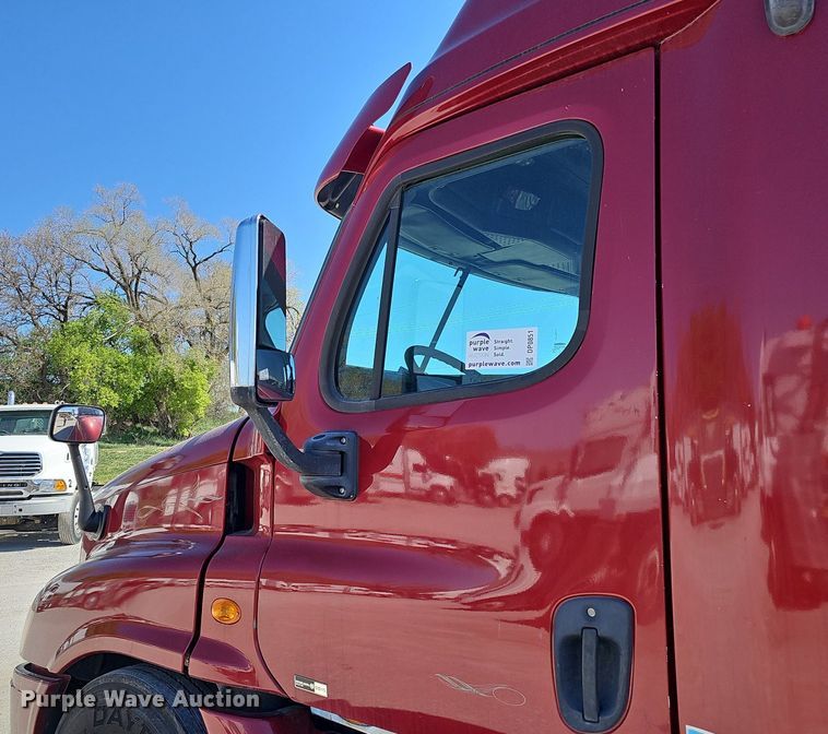 image for item DP0851 2010 Freightliner Cascadia semi truck