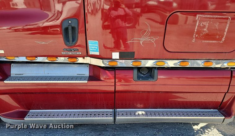 image for item DP0851 2010 Freightliner Cascadia semi truck