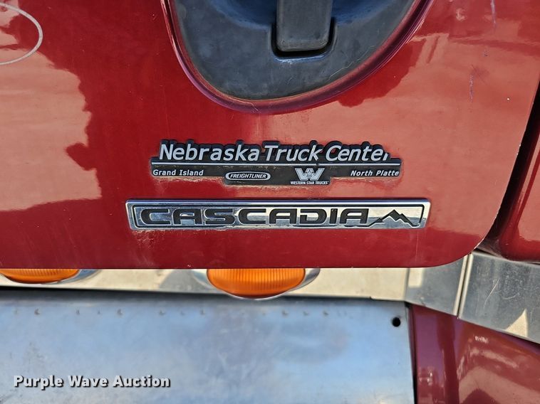 image for item DP0851 2010 Freightliner Cascadia semi truck