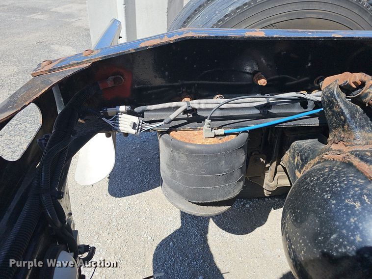 image for item DP0851 2010 Freightliner Cascadia semi truck