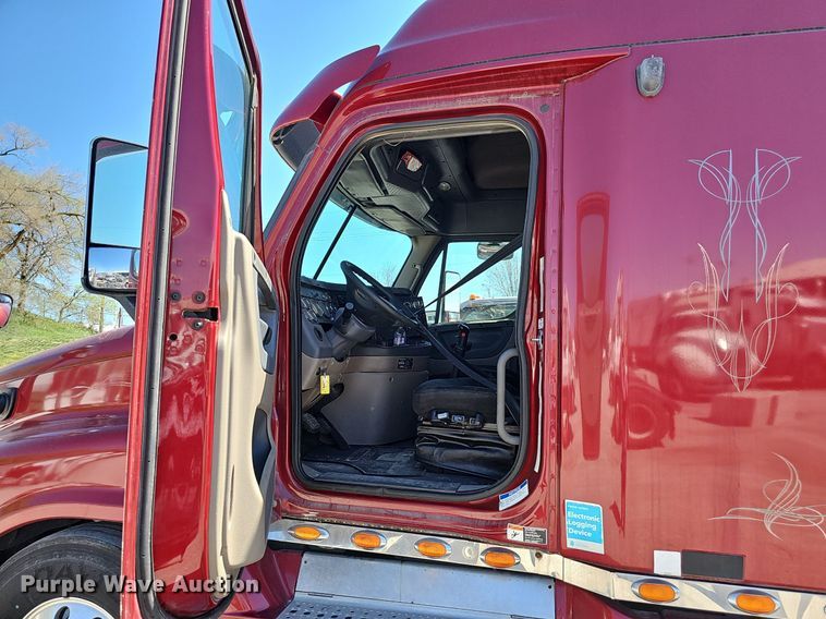 image for item DP0851 2010 Freightliner Cascadia semi truck