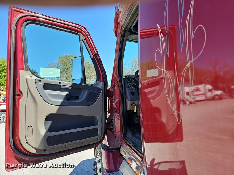 image for item DP0851 2010 Freightliner Cascadia semi truck