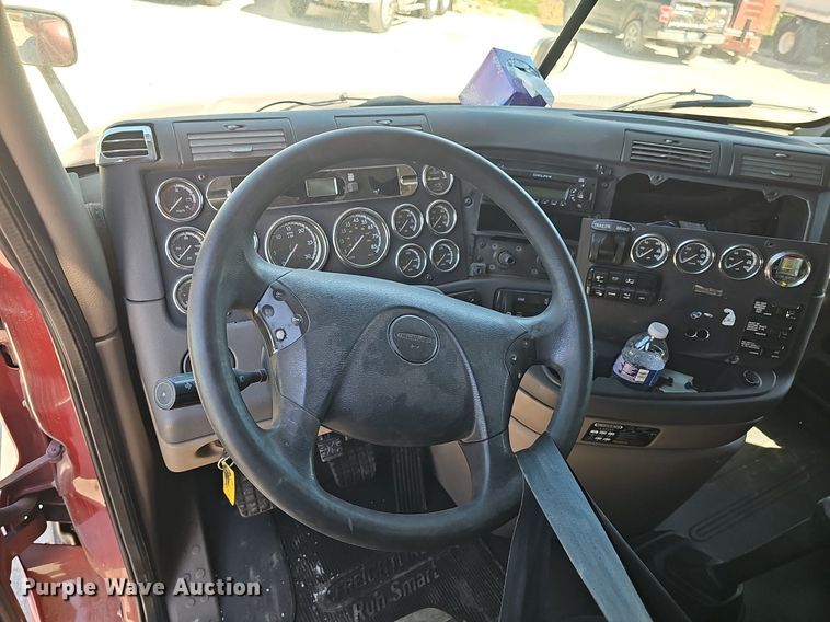 image for item DP0851 2010 Freightliner Cascadia semi truck