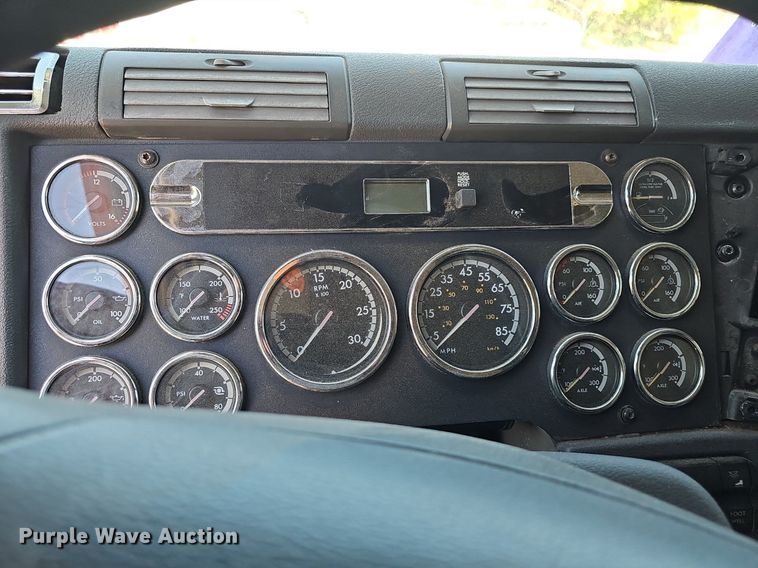 image for item DP0851 2010 Freightliner Cascadia semi truck