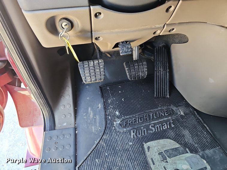 image for item DP0851 2010 Freightliner Cascadia semi truck