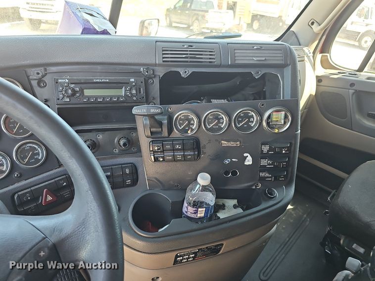 image for item DP0851 2010 Freightliner Cascadia semi truck