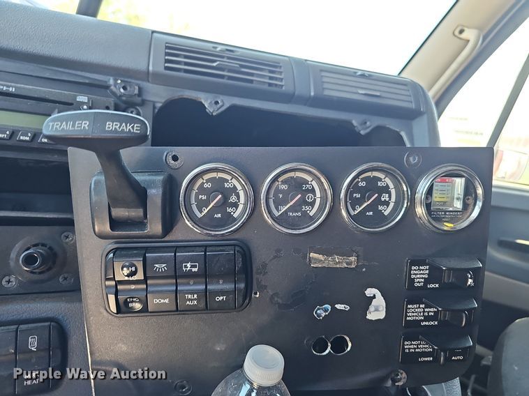 image for item DP0851 2010 Freightliner Cascadia semi truck