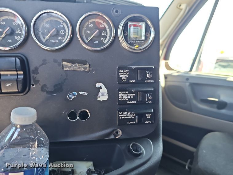 image for item DP0851 2010 Freightliner Cascadia semi truck