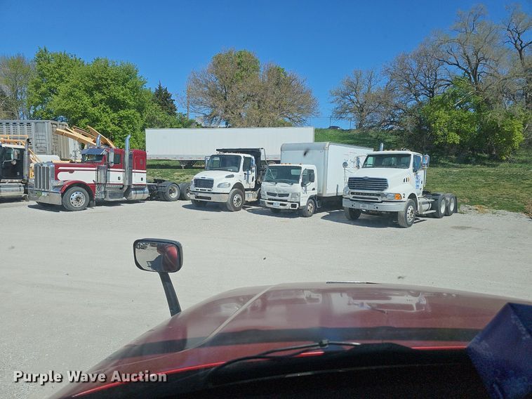 image for item DP0851 2010 Freightliner Cascadia semi truck