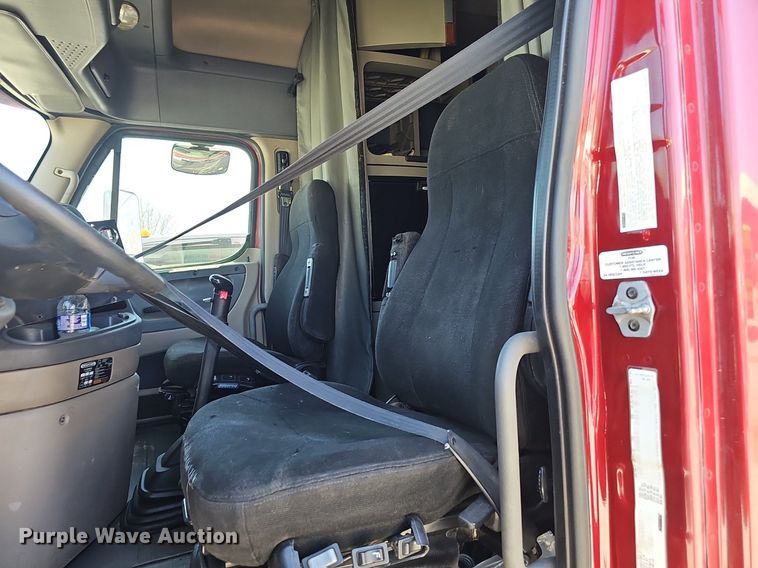 image for item DP0851 2010 Freightliner Cascadia semi truck