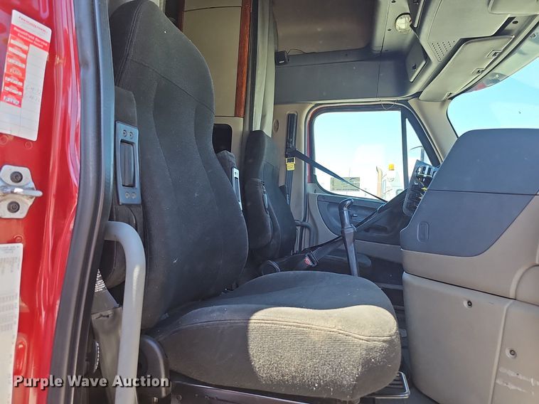 image for item DP0851 2010 Freightliner Cascadia semi truck