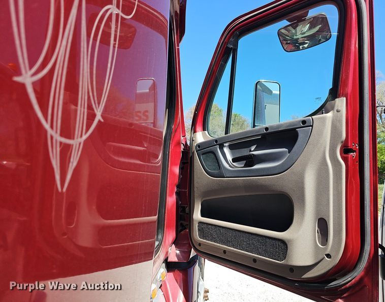 image for item DP0851 2010 Freightliner Cascadia semi truck