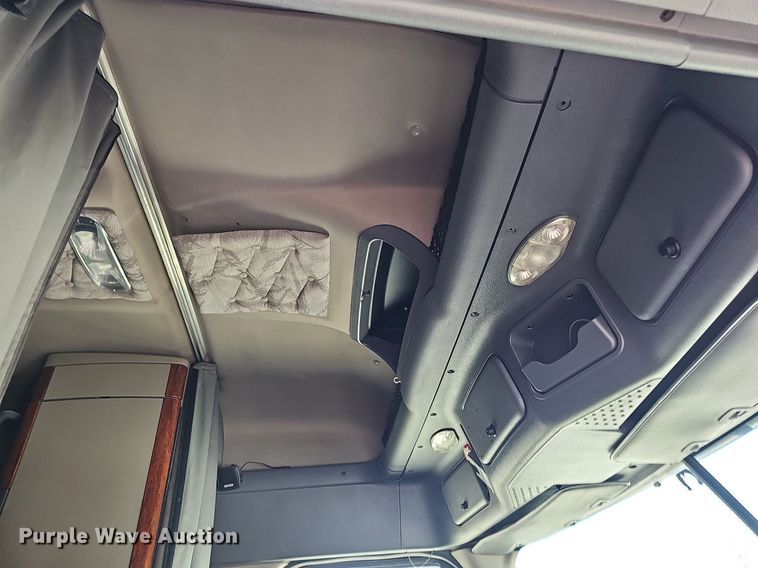 image for item DP0851 2010 Freightliner Cascadia semi truck