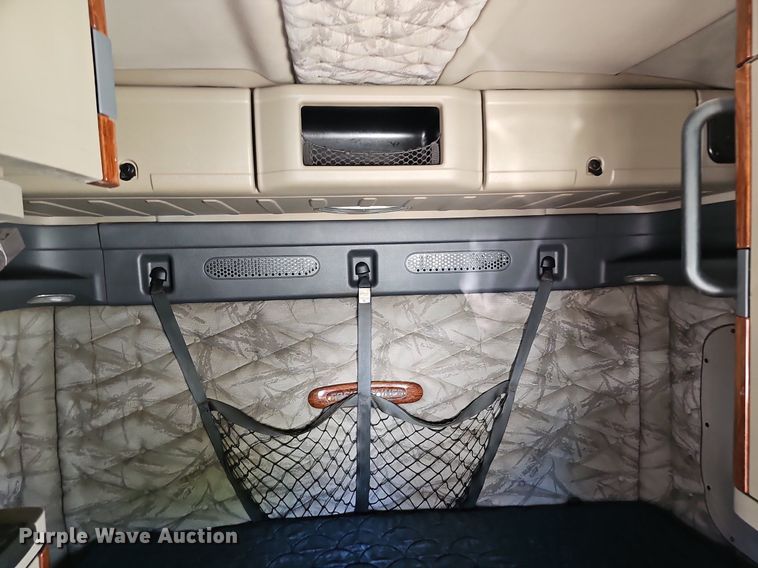 image for item DP0851 2010 Freightliner Cascadia semi truck