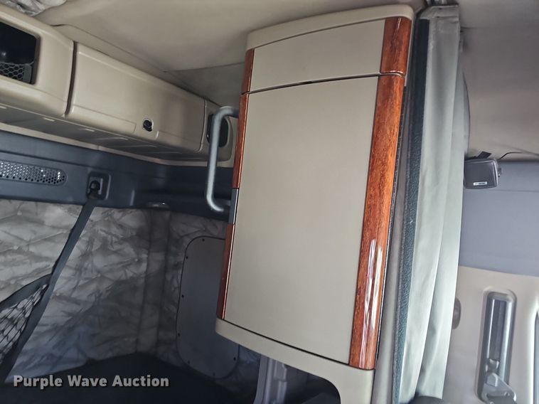 image for item DP0851 2010 Freightliner Cascadia semi truck