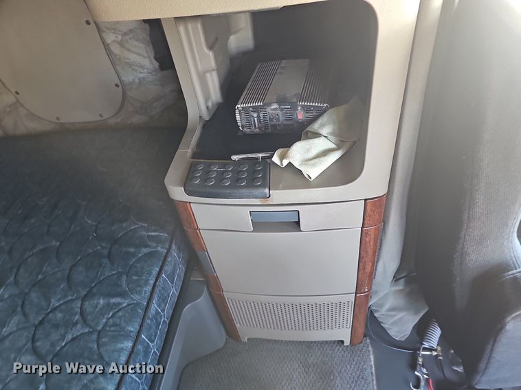 image for item DP0851 2010 Freightliner Cascadia semi truck