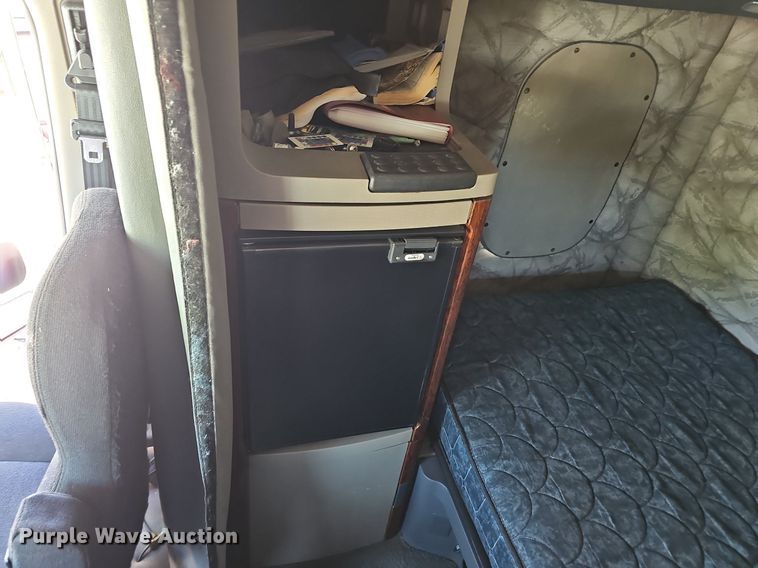 image for item DP0851 2010 Freightliner Cascadia semi truck