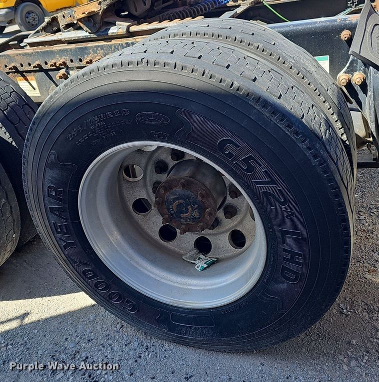 image for item DP0851 2010 Freightliner Cascadia semi truck