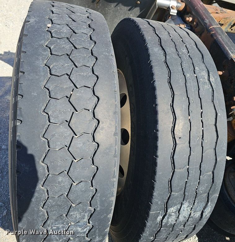 image for item DP0851 2010 Freightliner Cascadia semi truck