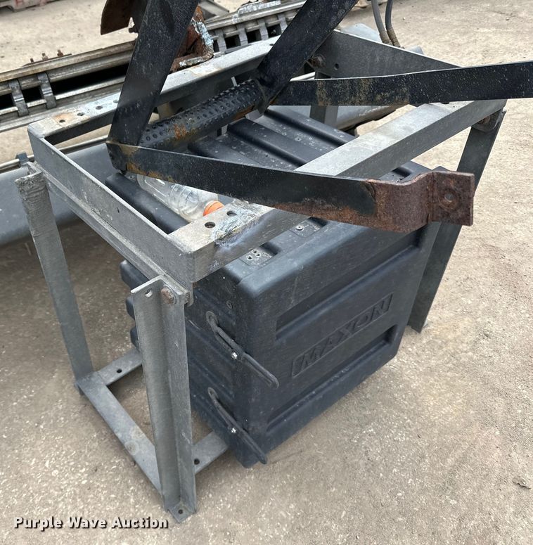 image for item DQ0795 Maxxon  end lift gate