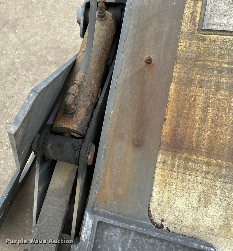 image for item DQ0795 Maxxon  end lift gate