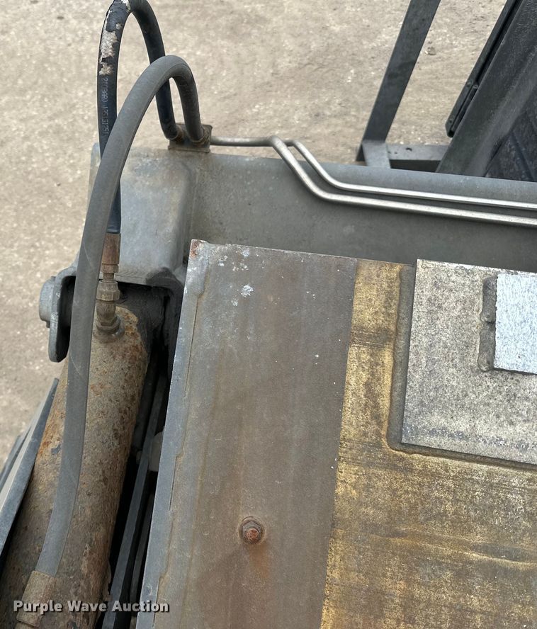image for item DQ0795 Maxxon  end lift gate
