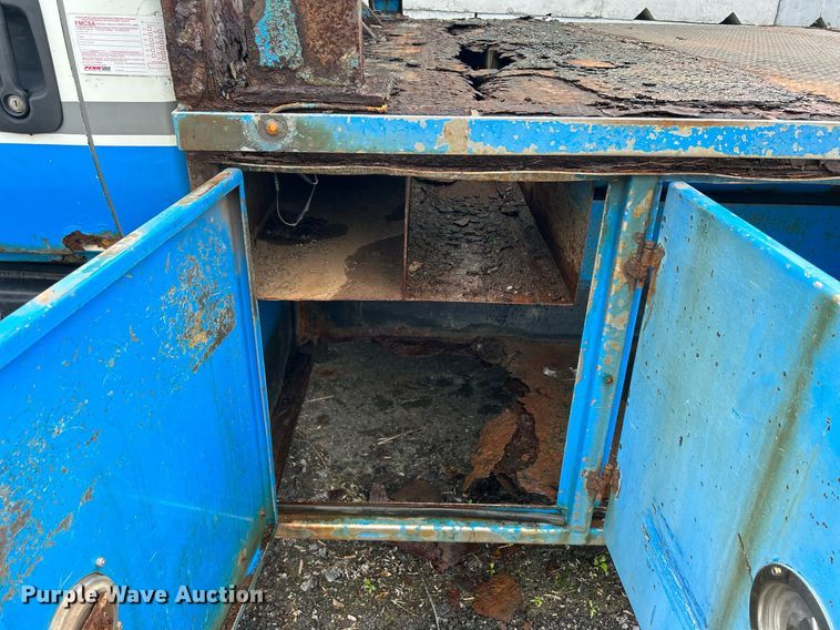 image for item DQ0900 2007 International 4300 flatbed truck