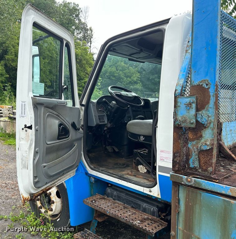 image for item DQ0900 2007 International 4300 flatbed truck