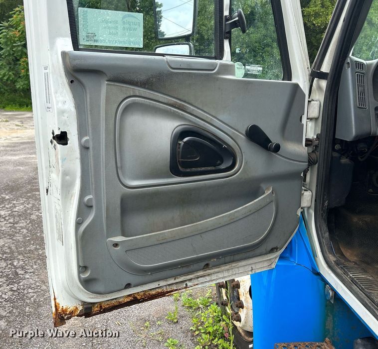 image for item DQ0900 2007 International 4300 flatbed truck