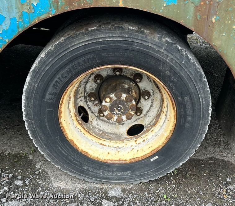 image for item DQ0900 2007 International 4300 flatbed truck