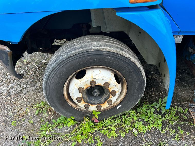 image for item DQ0900 2007 International 4300 flatbed truck