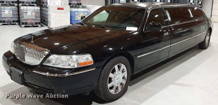 image for item DQ7052 2011 Lincoln Town Car limousine