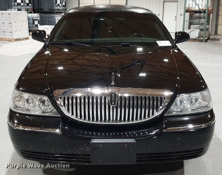 image for item DQ7052 2011 Lincoln Town Car limousine